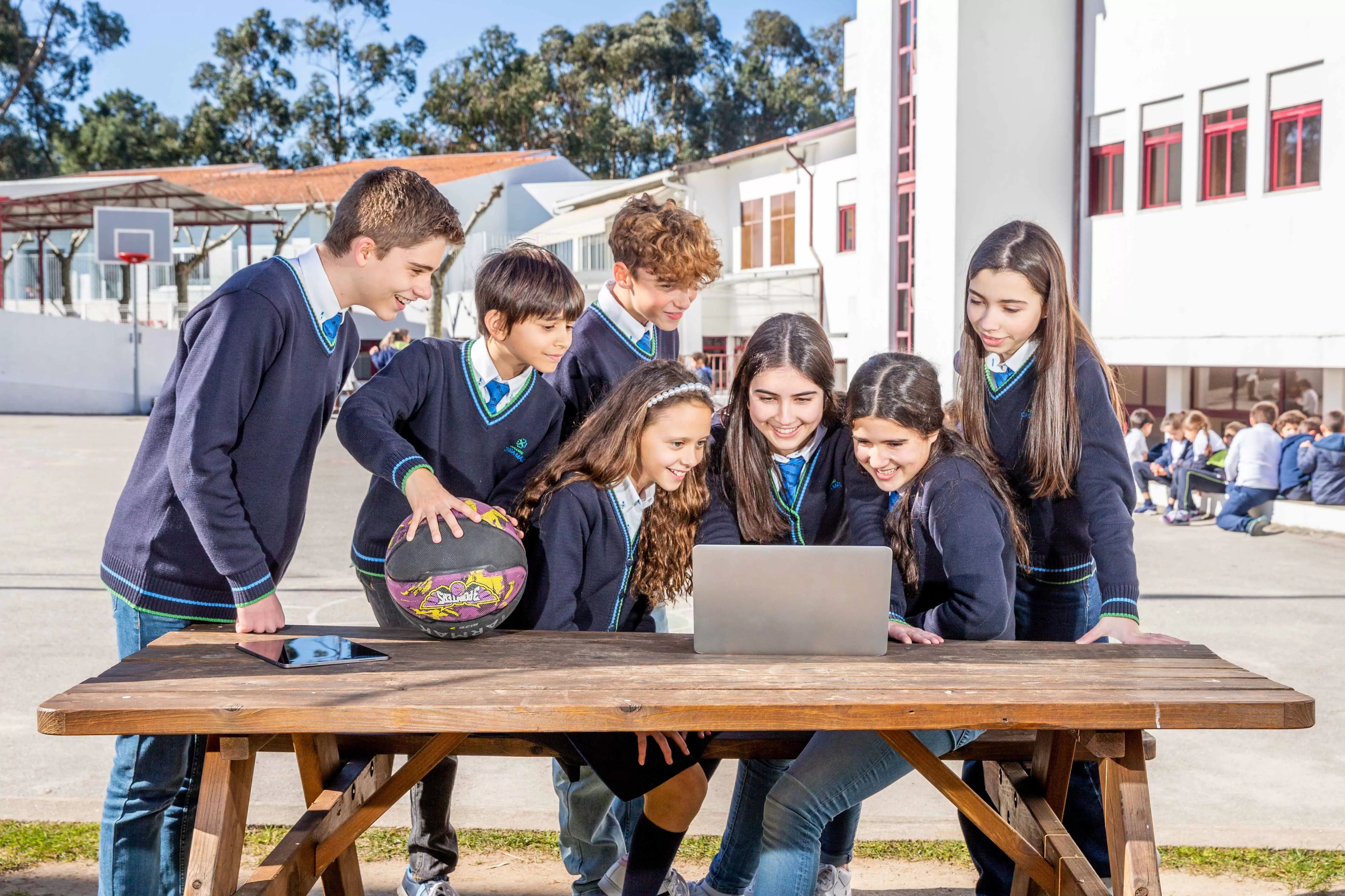 Crianças a aprender num ambiente natural