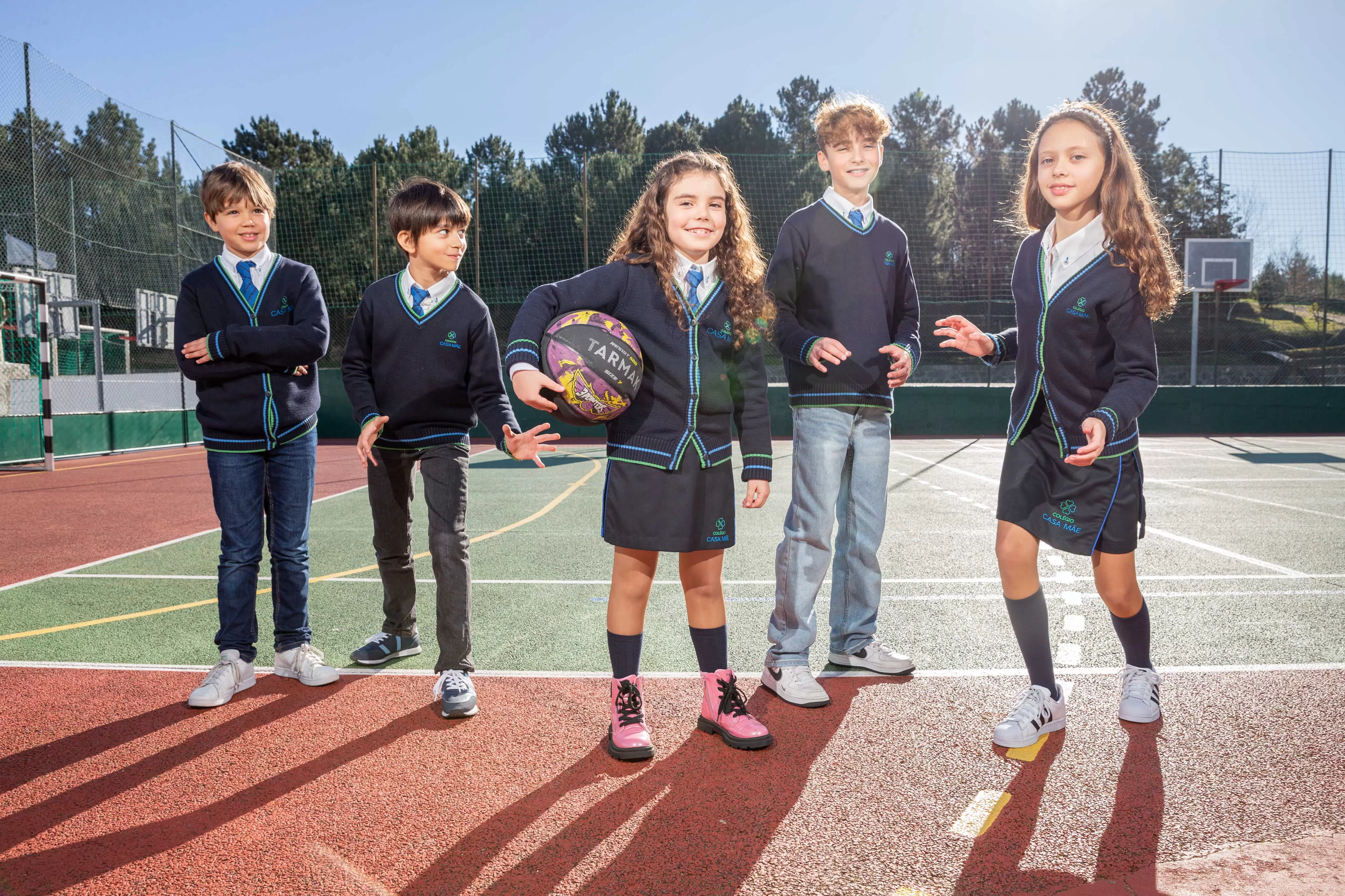 Crianças a aprender num ambiente natural